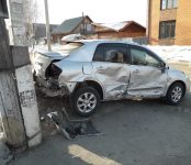 «Ниссан» снёс дорожный знак после столкновения с «Маздой» в Бердске