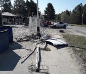 Разрушил ограду «Дюн», разбил автомобиль и убежал с места происшествия неустановленный пока «гонщик» в Бердске