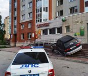Разгромивший крыльцо Сбербанка 33-летний автолюбитель из Бердска в момент аварии был пьян