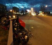 Травмировал ногу мотоциклист на «Хонде», столкнувшись с автомобилем на трассе Р-256 в Бердске