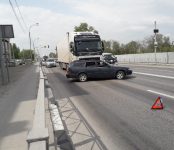 Фура из Красноярска подмяла под себя легковушку на трассе в Бердске