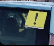 Предупреждает ГИБДД: За отсутствие наклейки начинающих водителей могут наказать на 500 рублей штрафа