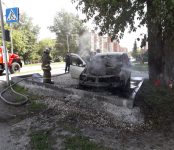 «Рено Логан» горел у дома напротив горбольницы Бердска