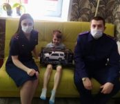 Следователи пришли в День России к мальчику сбитому неизвестным на самокате в Новосибирске