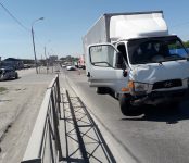 Уничтожил заднюю часть легковушке грузовик Hyundai в Бердске