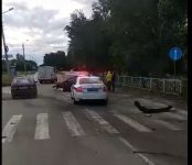 Иномарка снесла дорожное ограждение на переходе у храма в Бердске