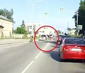 Юный велосипедист протаранил «Тойоту» на пешеходном переходе в Бердске, показал видеорегистратор