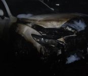 В Бердске на улице Спортивной по недоброй воле неизвестного в чёрном сгорела иномарка