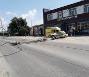 «Шестёрка» уложила бетонный столб на дорогу в Бердске