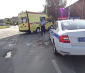 Бабушка-пешеход с соленьями упала на проезжую часть в Микрорайоне Бердска