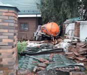 Ассмашина проломила кирпичный забор и врезалась в угол частного дома в Бердске