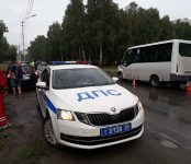 Четырёх женщин и двоих детей медики «скорой» увезли в ЦГБ на осмотр после ДТП с маршруткой в Бердске