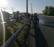 Мотоцикл с коляской разбился и загорелся на трассе Р-256 в Бердске