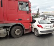 Девушка на Peugeot попала под фуру в Бердске