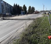 Экскаватор завалил столб на дорогу в Бердске