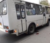Поранила в кровь руку об автобус на остановке пожилая женщина в Бердске