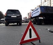 Гружёный КамАЗ «Росавтодора» протаранил Toyota Land Cruiser Prado в центре Бердска
