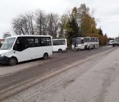Видео: бастующие маршрутки выстроились в длинную линию на Акатуйском в Новосибирске