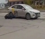 В Новосибирске таксист от сервиса «Яндекс» выбросил пассажира на дорогу и переехал его