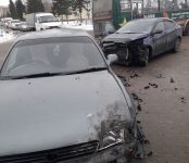 Две иномарки из-за спешки не разъехались на перекрёстке в центре Бердска