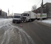 Фура MAN с прицепом из Барнаула не вписалась в улицу Спортивная в Бердске