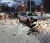«Рено» проломил пешеходное ограждение в центре Бердска