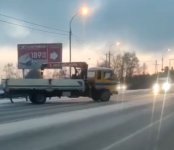«Вот кто-то с горочки спустился»: необычный дорожный инцидент в Бердске попал на видео