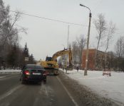Капремонт Черёмушной в Бердске: подрядчик убирает старые электроопоры и устанавливает новые