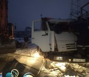 Зажало в кабине после столкновения с металлоконструкцией водителя КамАЗа в Бердске