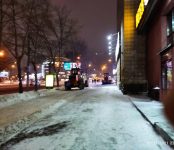 Для дальнейшего привлечения водителей к ответственности с принудительной эвакуацией их ТС очистили от снега пешеходную зону в Новосибирске