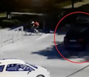 В сети появилось видео наезда Audi Q7 на 5-летнего мальчика на самокате в Академгородке