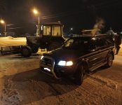 Дорожный трактор протаранил «Мицубиси Паджеро» у храма в Микрорайоне Бердска