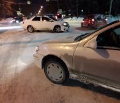 Две иномарки не разъехались без столкновения на скользкой дороге в центре Бердска