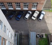 Одна парковка на две квартиры положена жителям Бердска