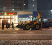 Экскаватор сбил ребенка в сильный снегопад в Новосибирске