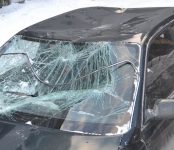 Владелица «Тойоты» судилась с УК из-за снега, который сошёл с крыши на крышу её автомобиля