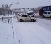 Вмял легковушку в ограждение микроавтобус на трассе в Бердске