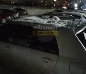 Сошедший с крыши лёд повредил припаркованный автомобиль в Октябрьском районе