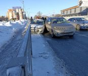 Из-за гололёда на трассе в Бердске автомобиль повредил дорожное ограждение