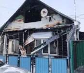 Проезжавший мимо водитель разбудил хозяев горевшего дома в Бердске