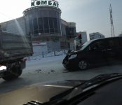 «МАЗ» со снегом и минивэн «Хонда» столкнулись у «Комбата» в Бердске
