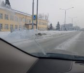 Опасные сугробы вдоль дороги возле школы №10 пообещал убрать начальник УЖКХ Бердска
