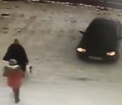 Женщина в чёрном украла детскую смесь в Бердске и скрылась на чёрном «Мерседесе»