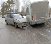 «Тойота Ипсум» протаранил в бок 18-ю маршрутку на Зелёной роще в Бердске