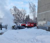Автомобиль «Мерседес» загорелся утром у детского садика в Бердске