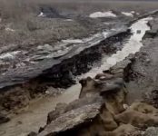 Из-за дорожников Бердска паводок размыл дорогу сельхоназначения в Искитимском районе