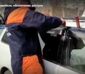 7-летняя девочка застряла в салоне авто в Новосибирске — спасательную операцию сняли на видео