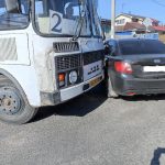 Автобус №2 протаранил легковую иномарку в Бердске