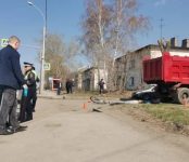 Грузовик насмерть сбил 51-летнего велосипедиста на тротуаре в Новосибирске