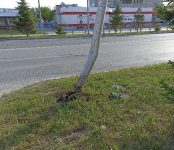 Врезался в столб на ночной дороге в Микрорайоне автолюбитель в Бердске